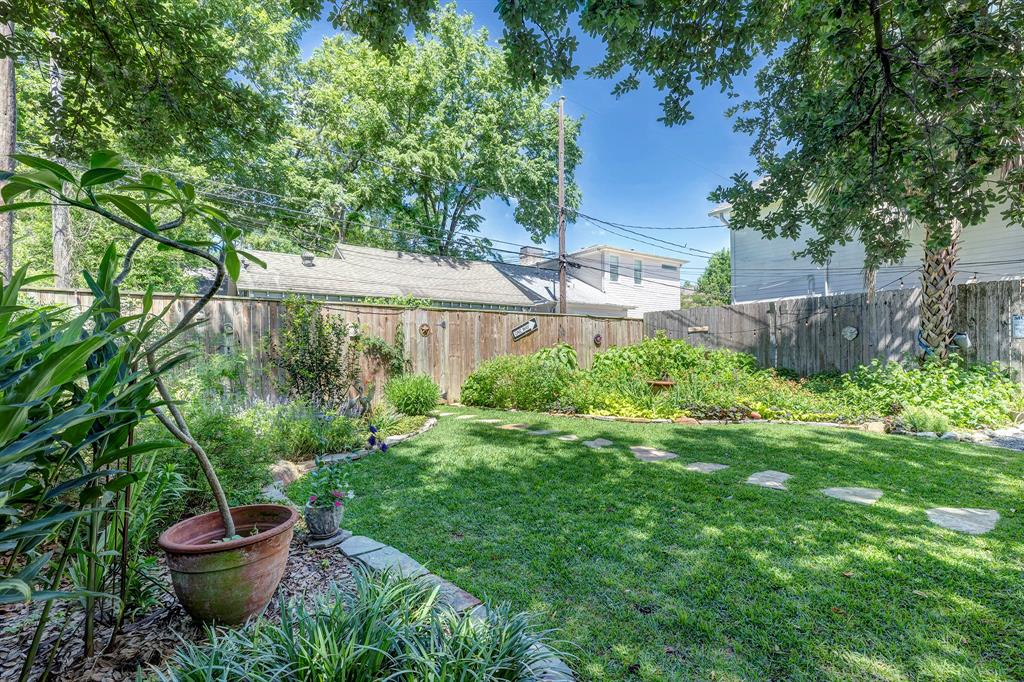 1229 Cortlandt Street