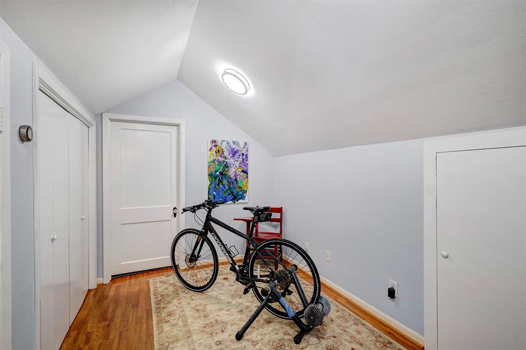 1229 Cortlandt Street