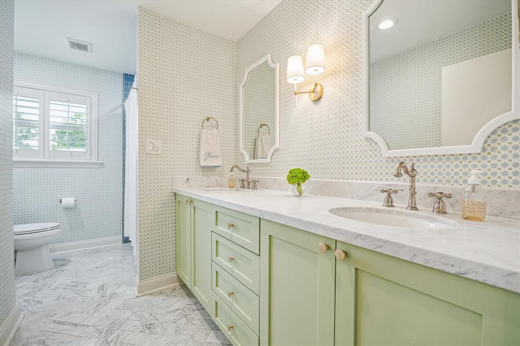 7906 Meadowglen Lane