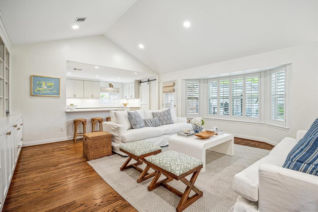 7906 Meadowglen Lane