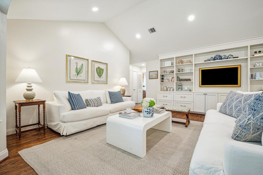 7906 Meadowglen Lane