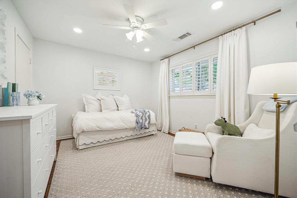 7906 Meadowglen Lane