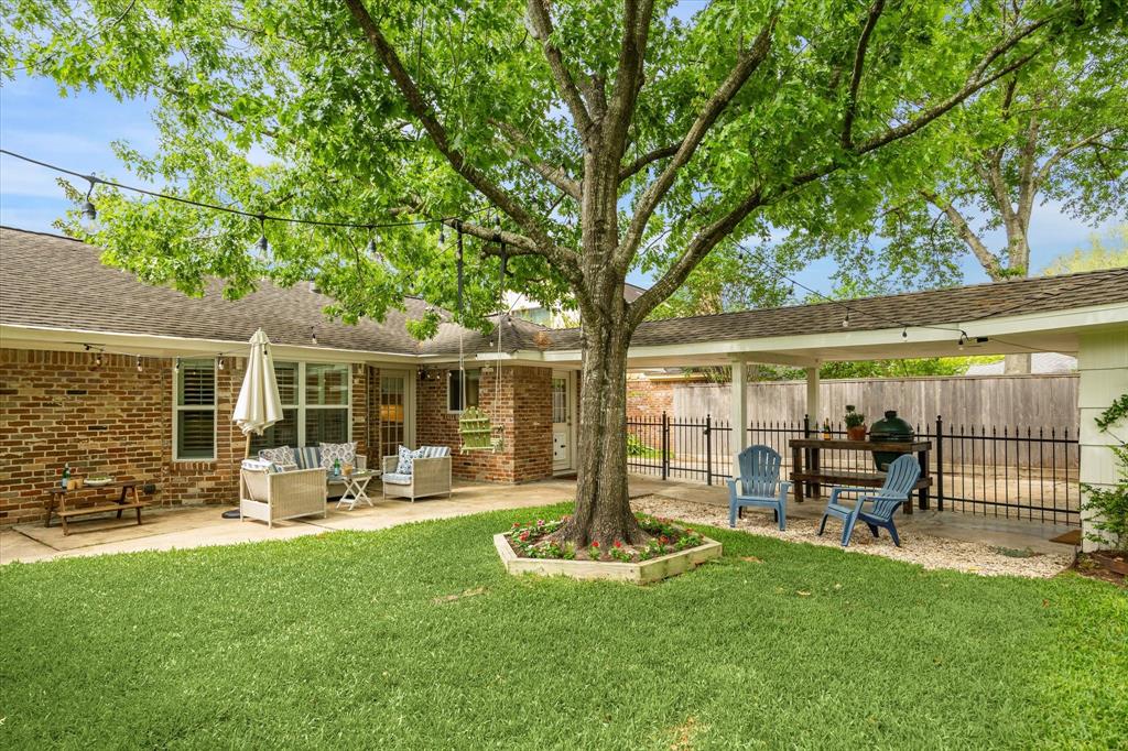 7906 Meadowglen Lane