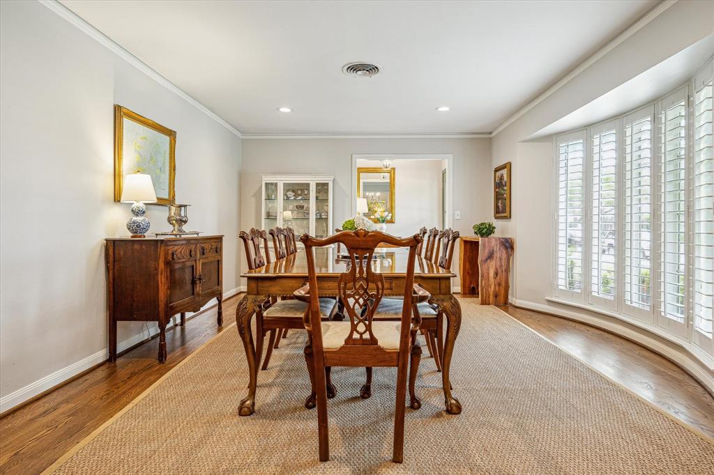 7906 Meadowglen Lane