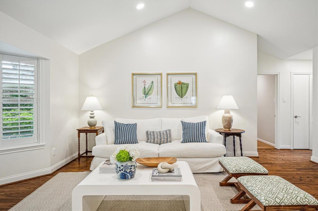 7906 Meadowglen Lane