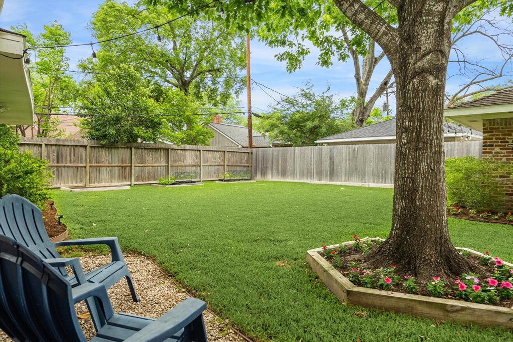 7906 Meadowglen Lane