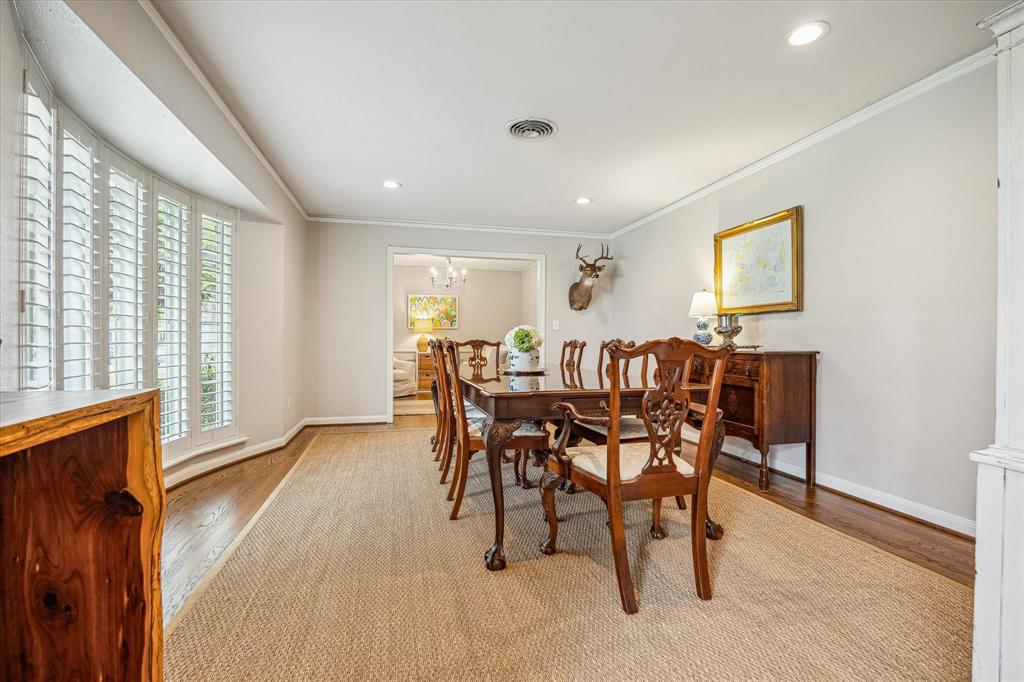 7906 Meadowglen Lane