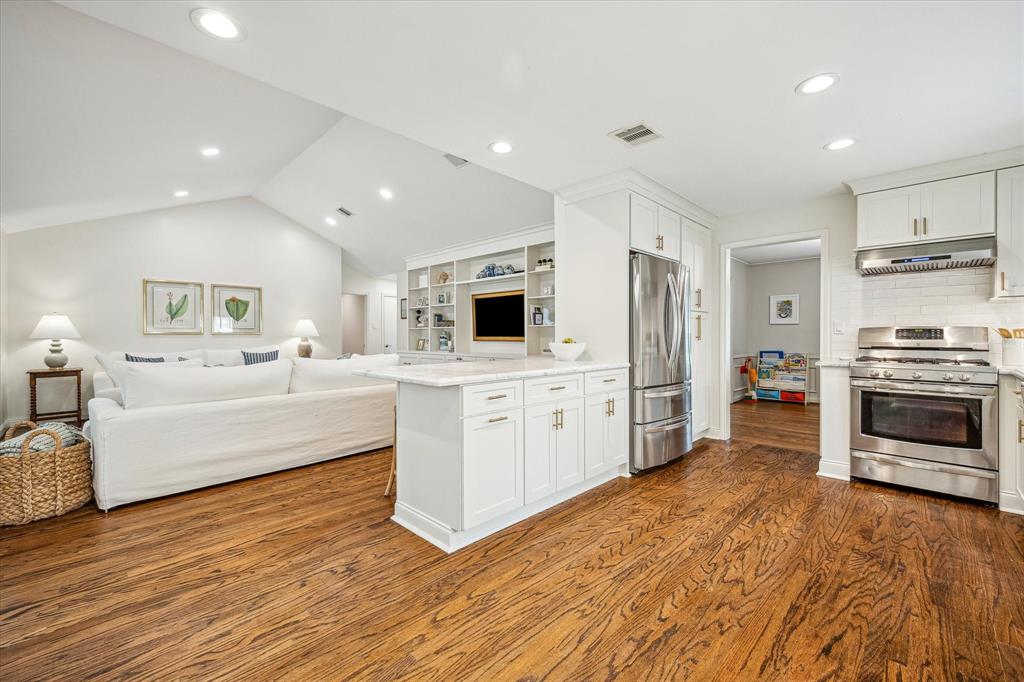 7906 Meadowglen Lane