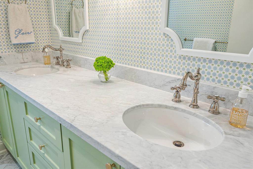 7906 Meadowglen Lane