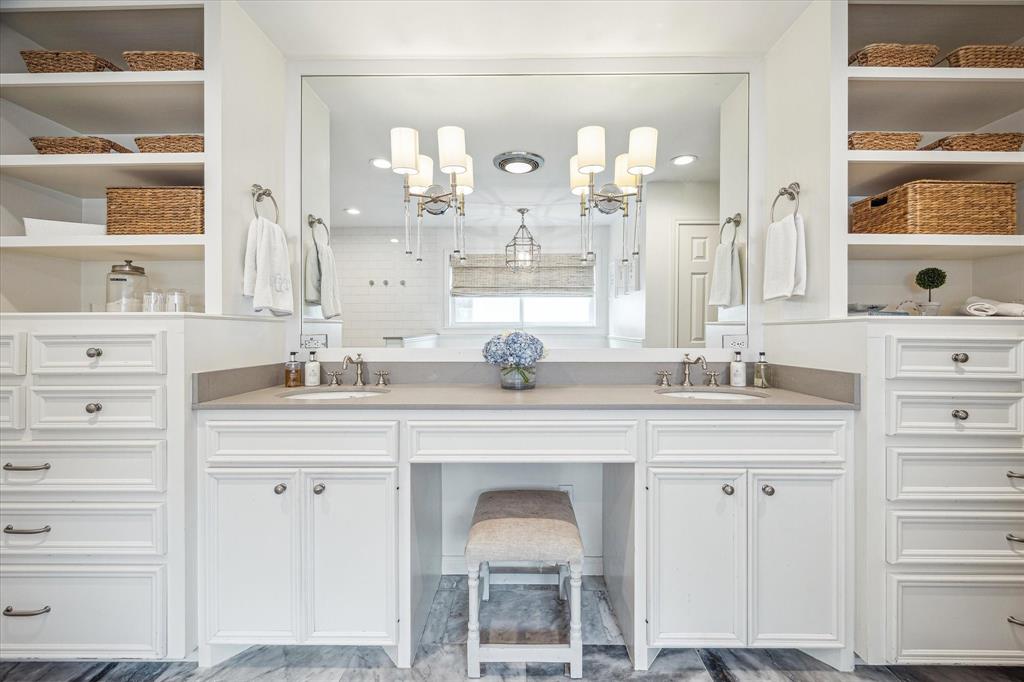 7906 Meadowglen Lane