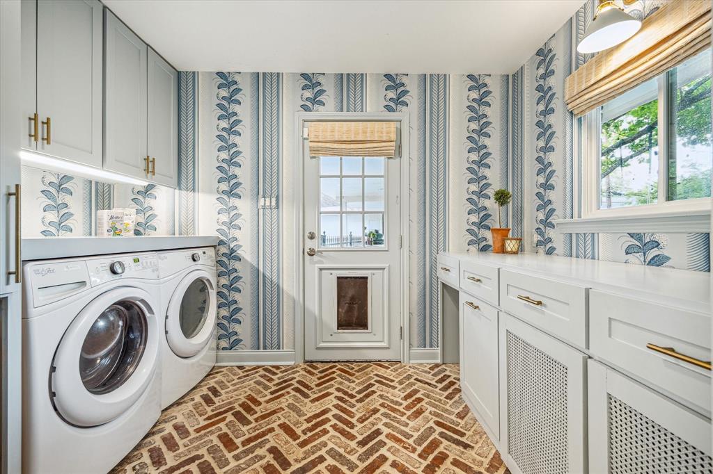 7906 Meadowglen Lane