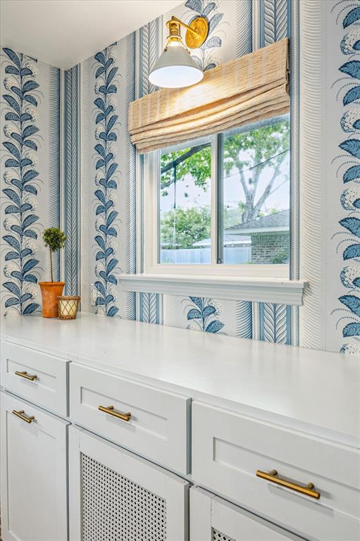 7906 Meadowglen Lane