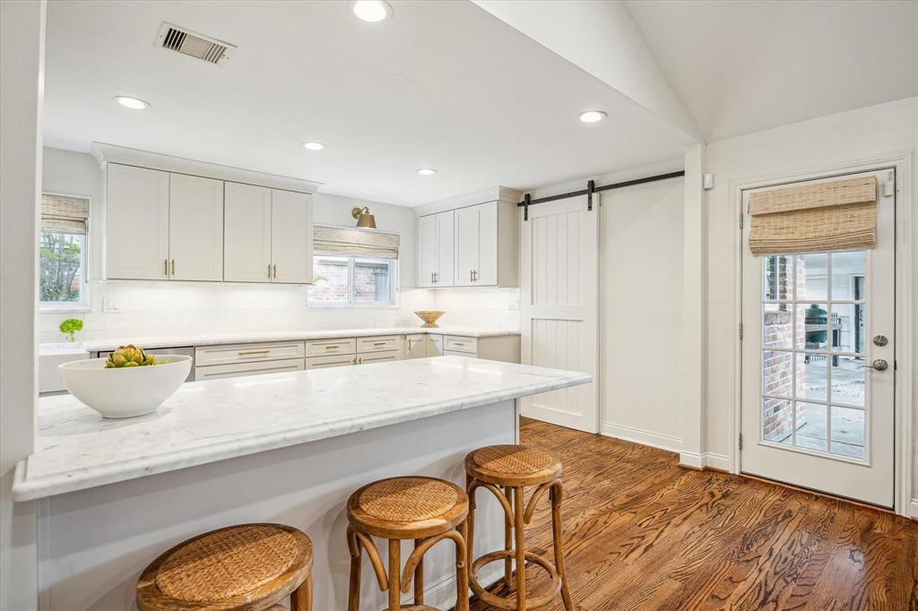 7906 Meadowglen Lane