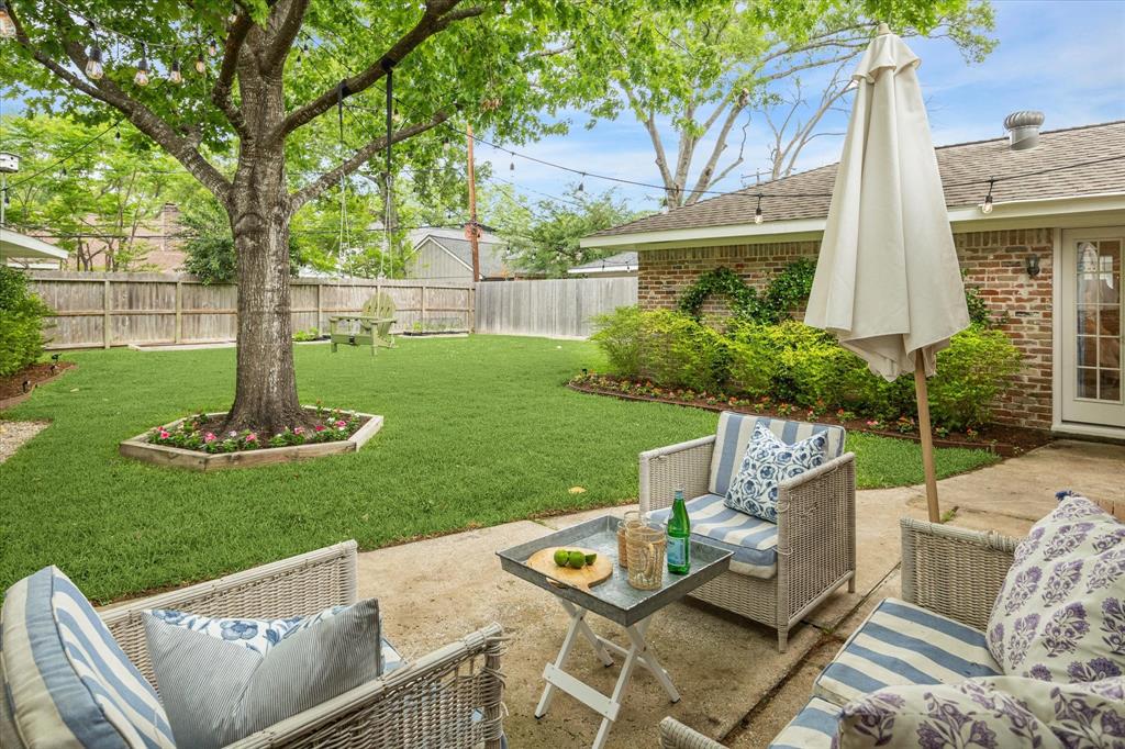 7906 Meadowglen Lane