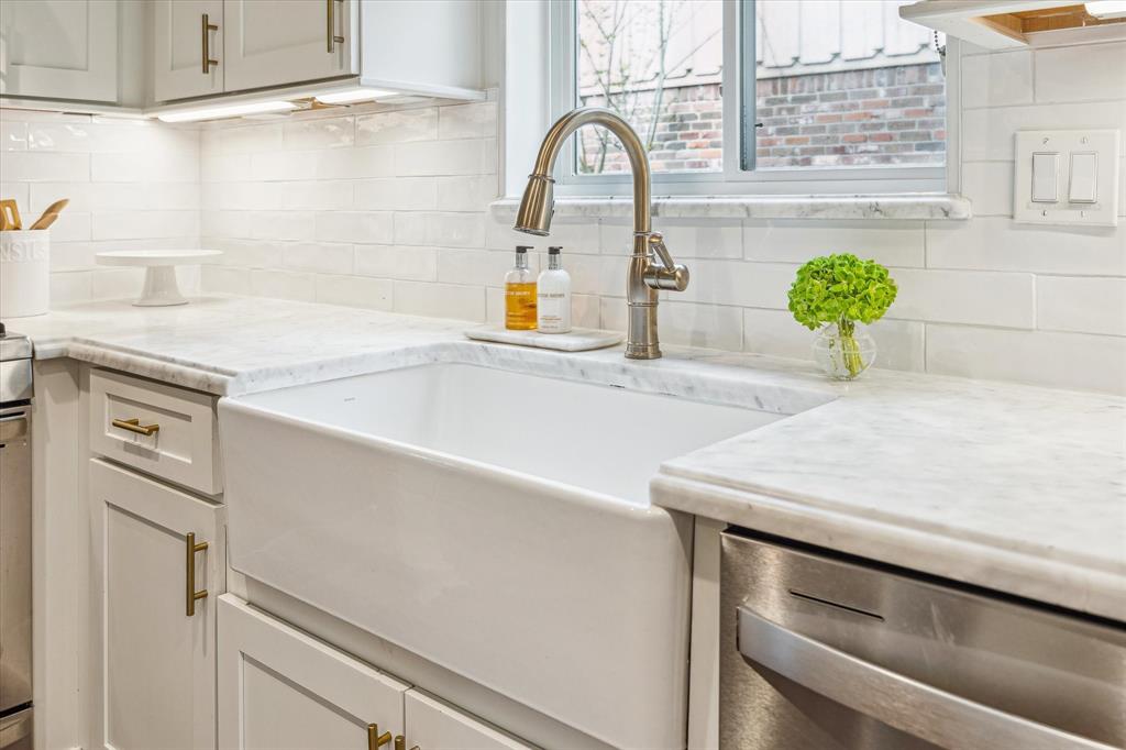 7906 Meadowglen Lane