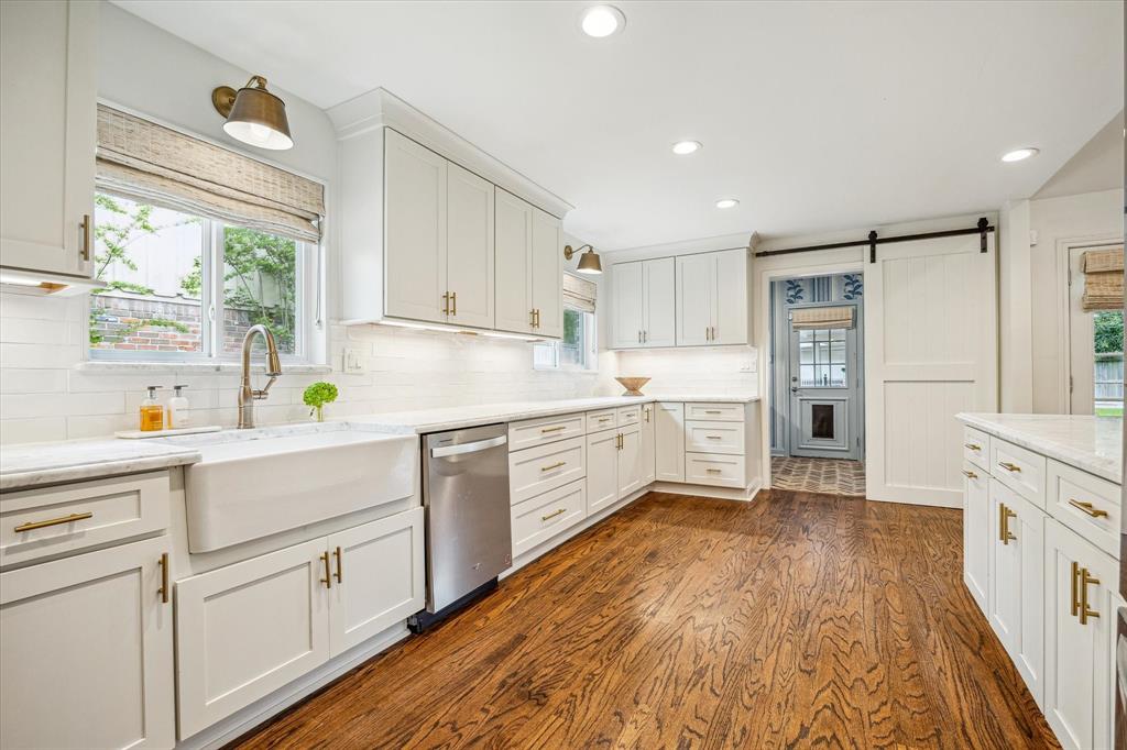 7906 Meadowglen Lane