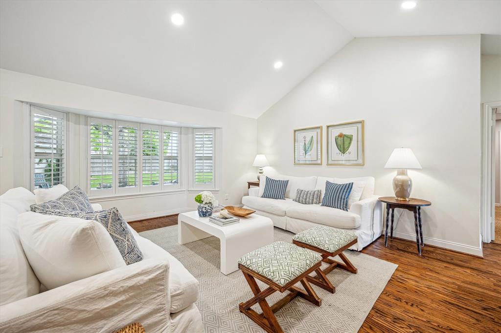 7906 Meadowglen Lane