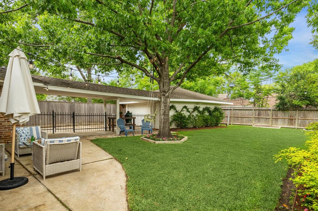 7906 Meadowglen Lane