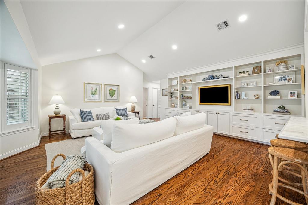 7906 Meadowglen Lane