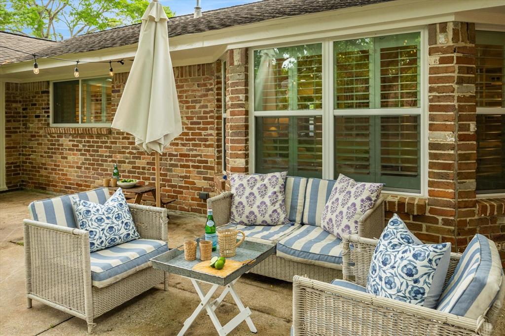 7906 Meadowglen Lane