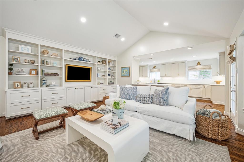 7906 Meadowglen Lane