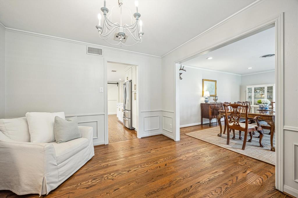 7906 Meadowglen Lane