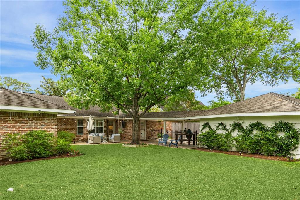 7906 Meadowglen Lane