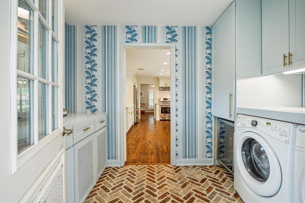 7906 Meadowglen Lane