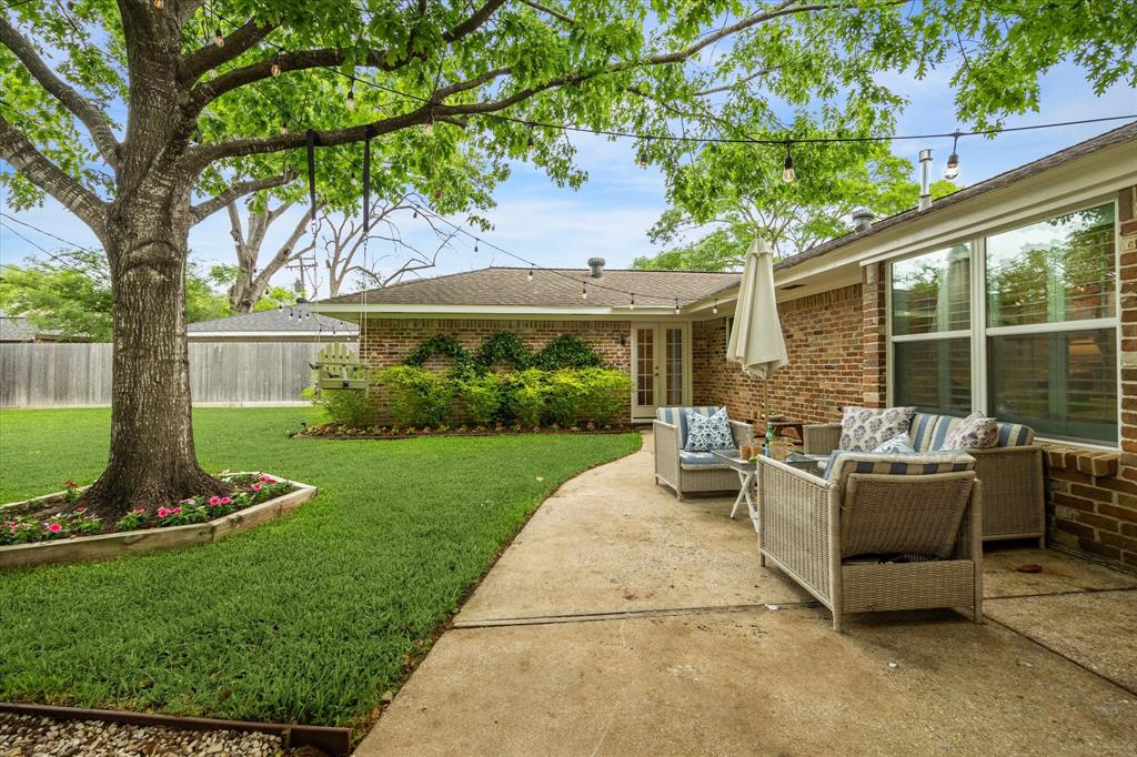 7906 Meadowglen Lane