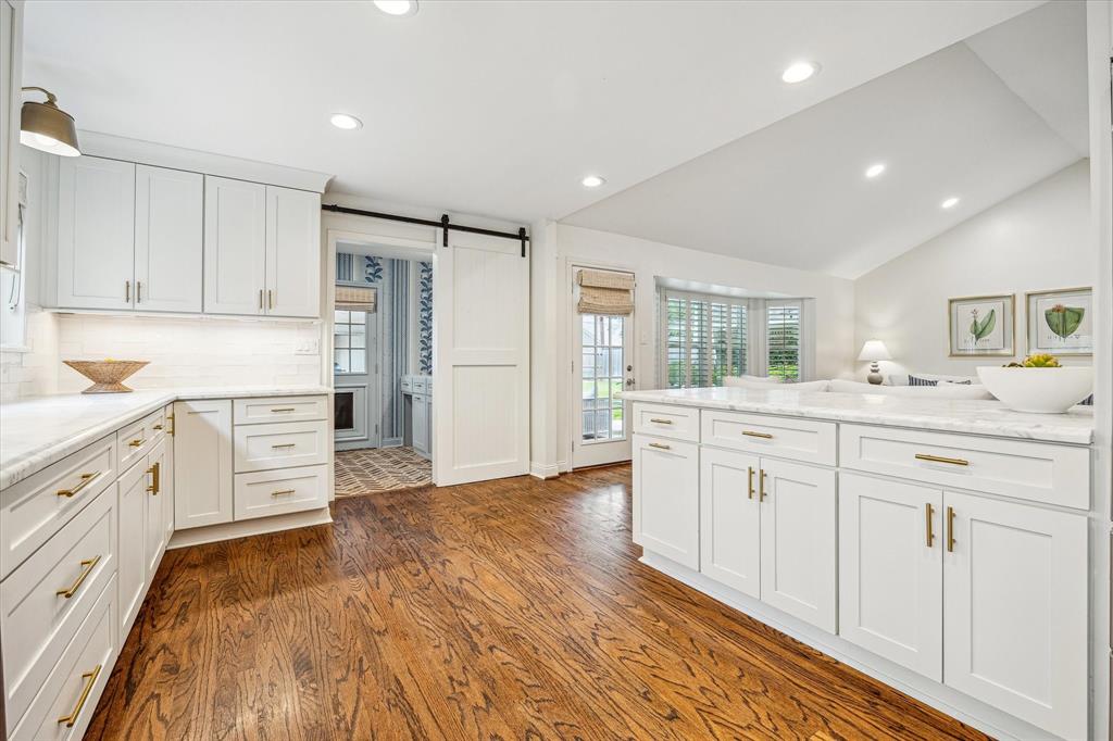 7906 Meadowglen Lane