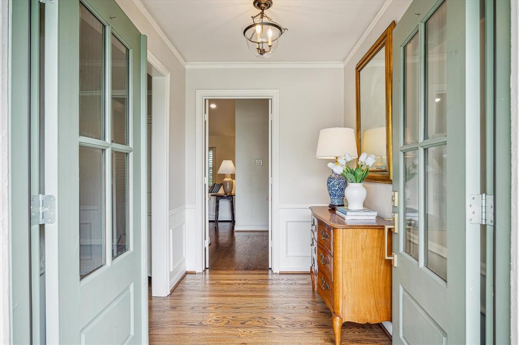 7906 Meadowglen Lane