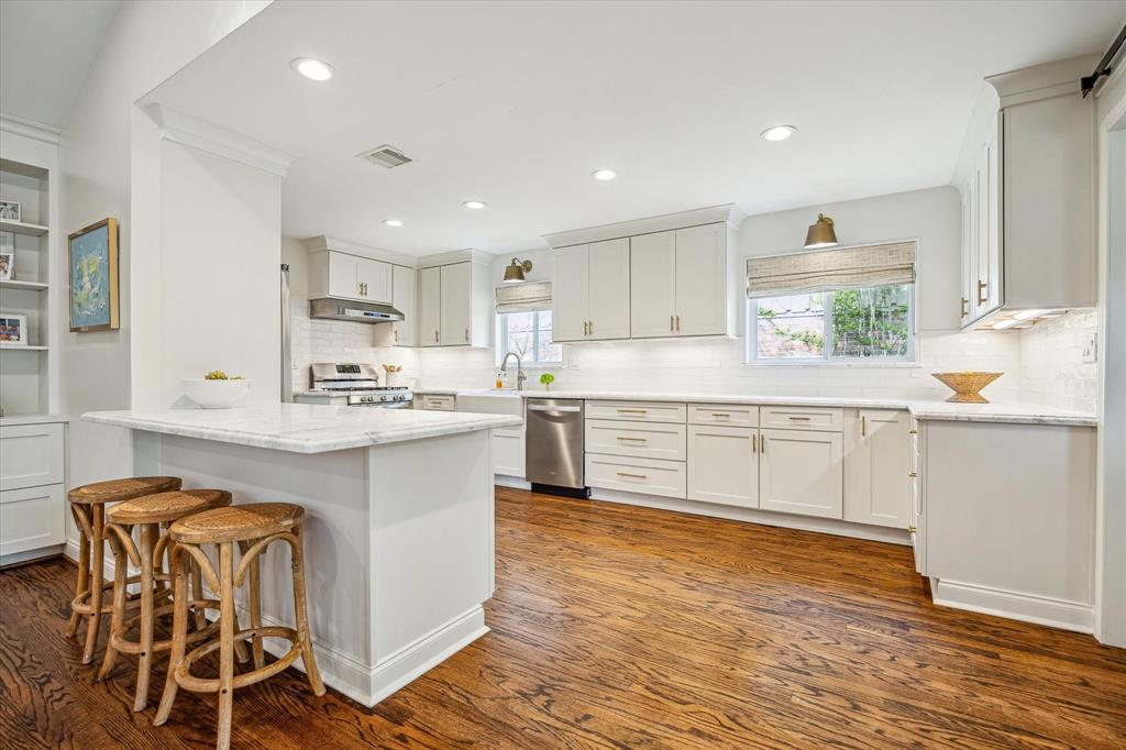 7906 Meadowglen Lane