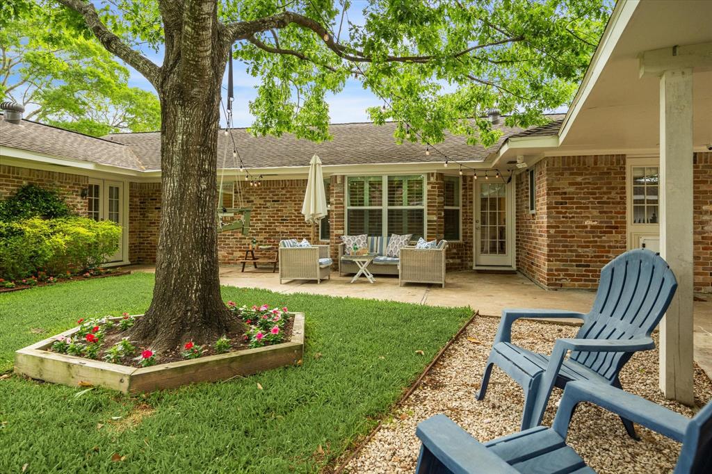 7906 Meadowglen Lane