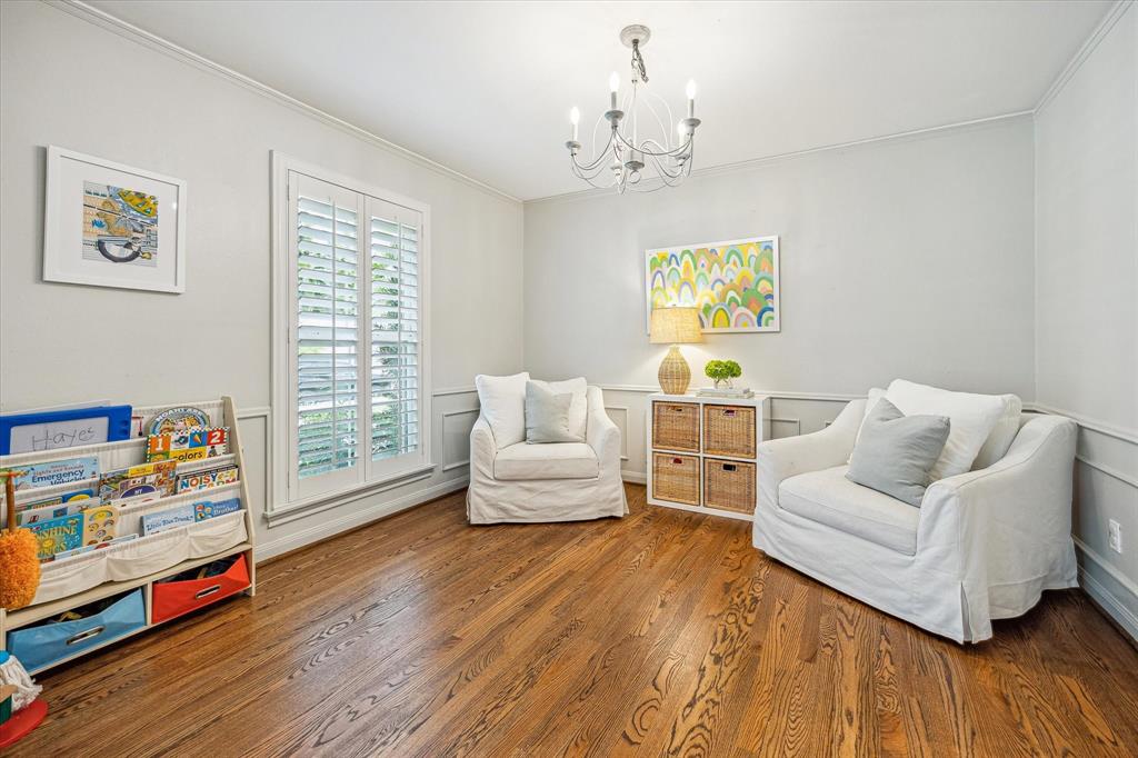 7906 Meadowglen Lane