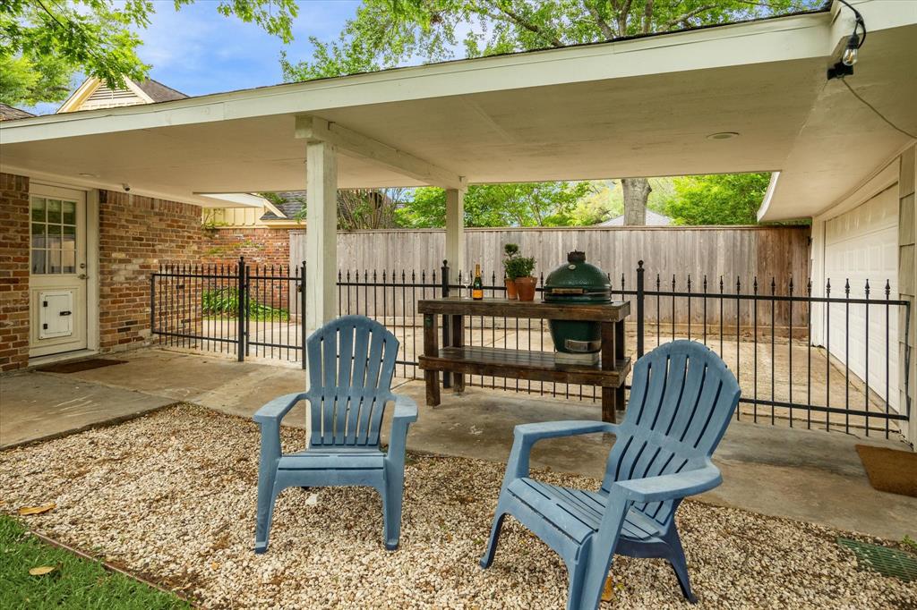 7906 Meadowglen Lane