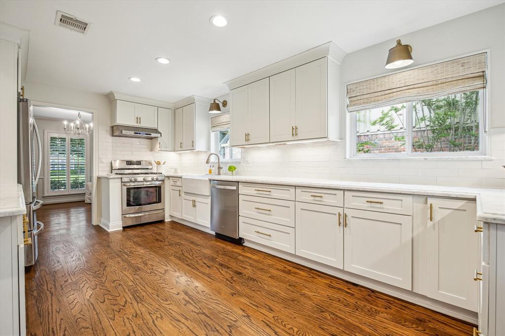 7906 Meadowglen Lane