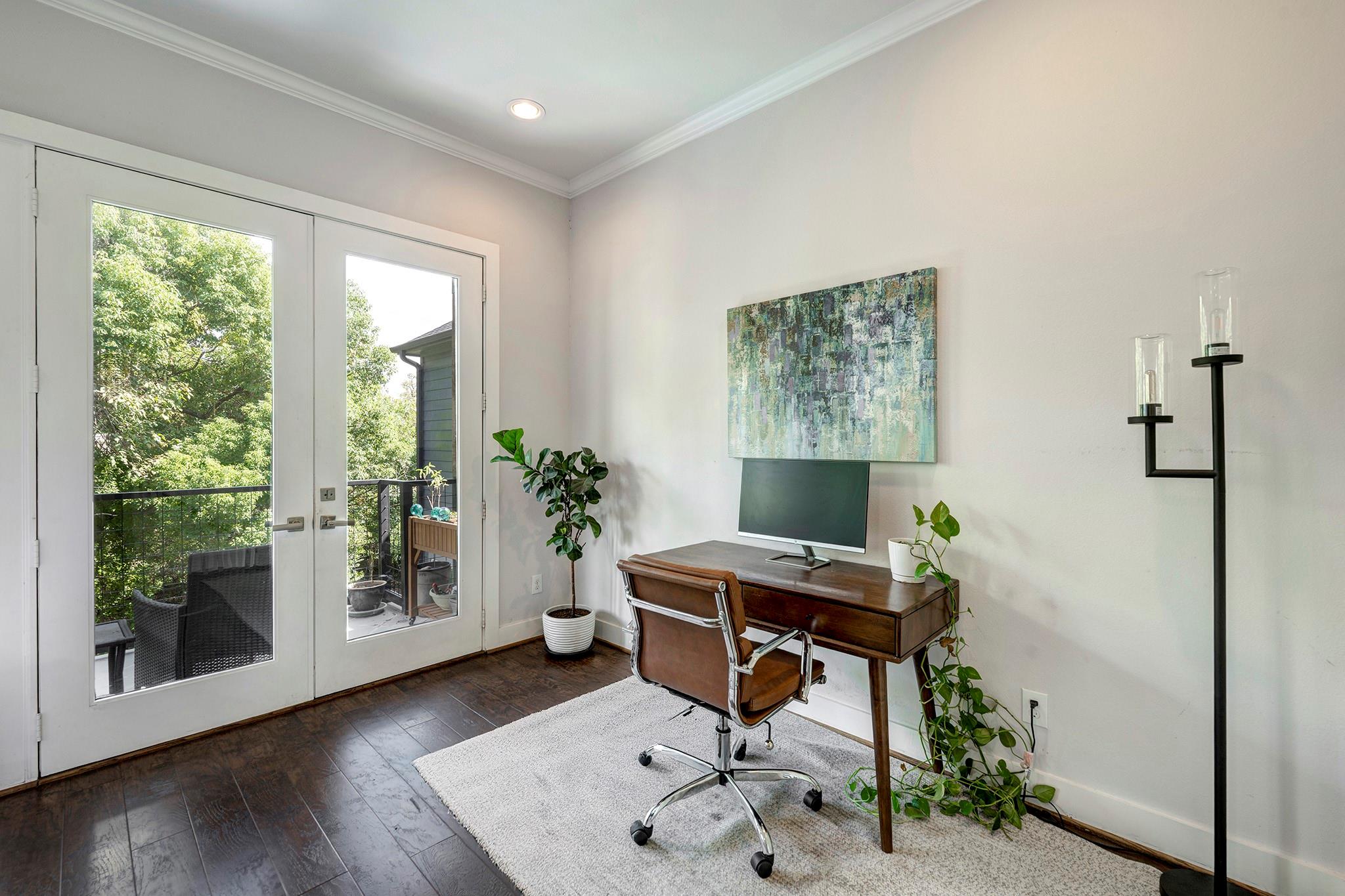 1009 W 16th Street
