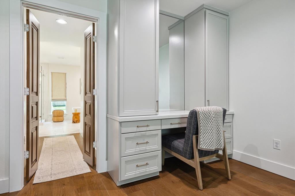 7818 Meadowglen Lane