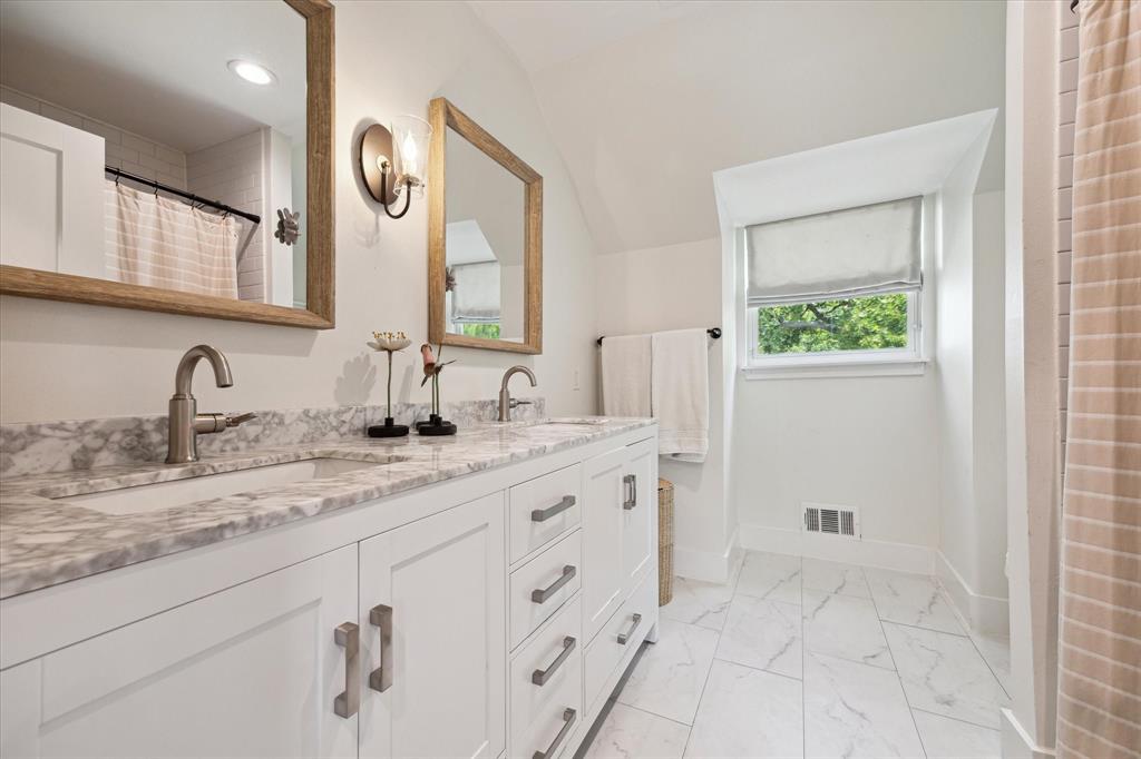 7818 Meadowglen Lane