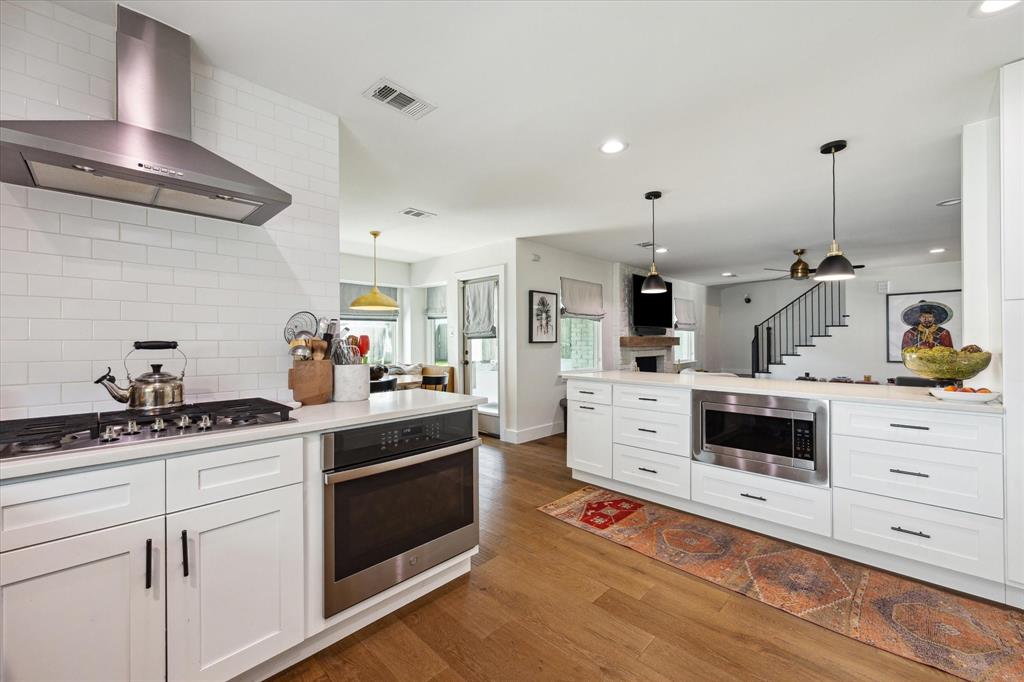 7818 Meadowglen Lane