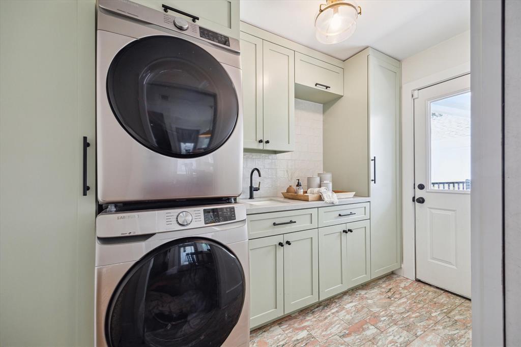 7818 Meadowglen Lane