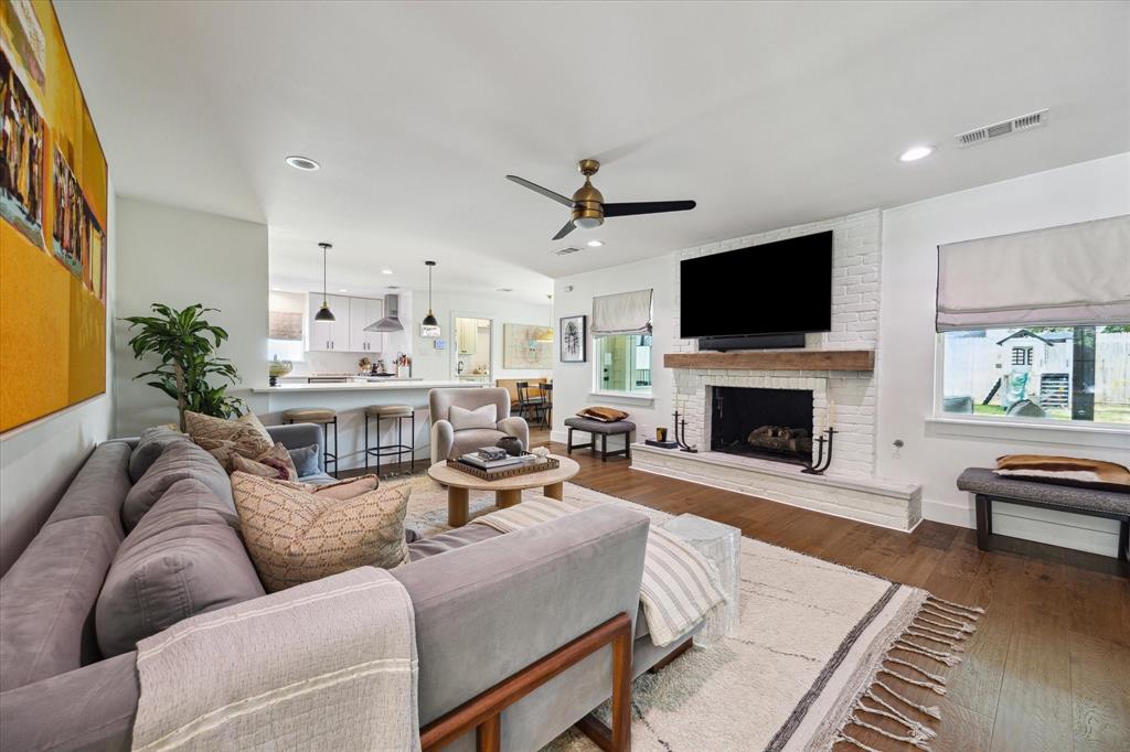 7818 Meadowglen Lane