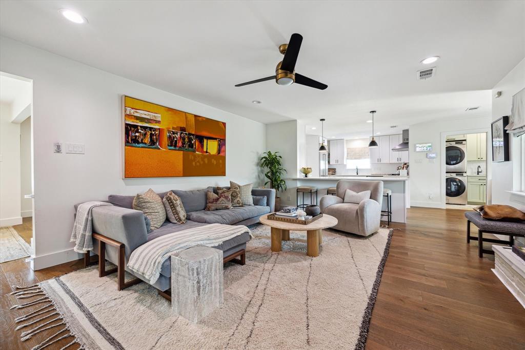 7818 Meadowglen Lane