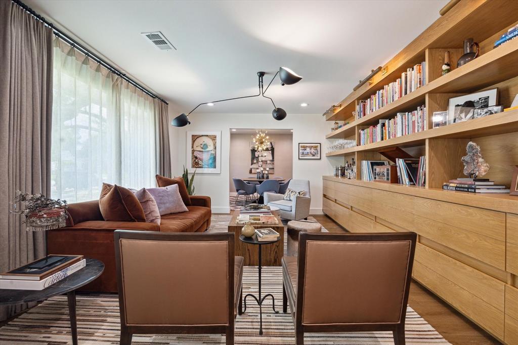 7818 Meadowglen Lane