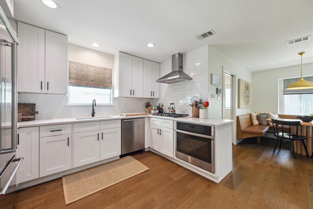 7818 Meadowglen Lane