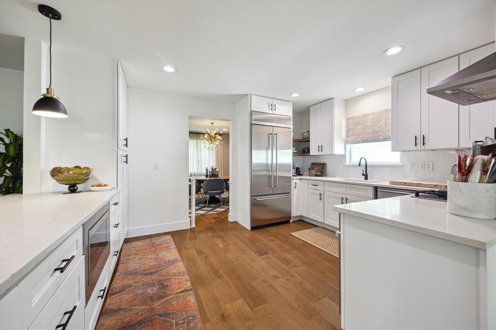 7818 Meadowglen Lane