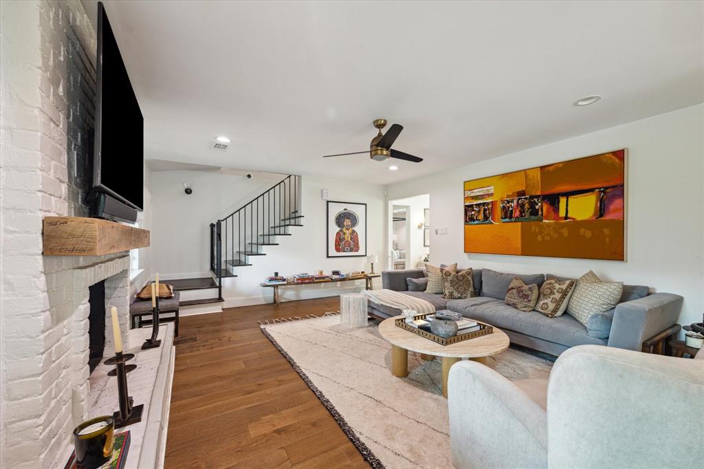 7818 Meadowglen Lane