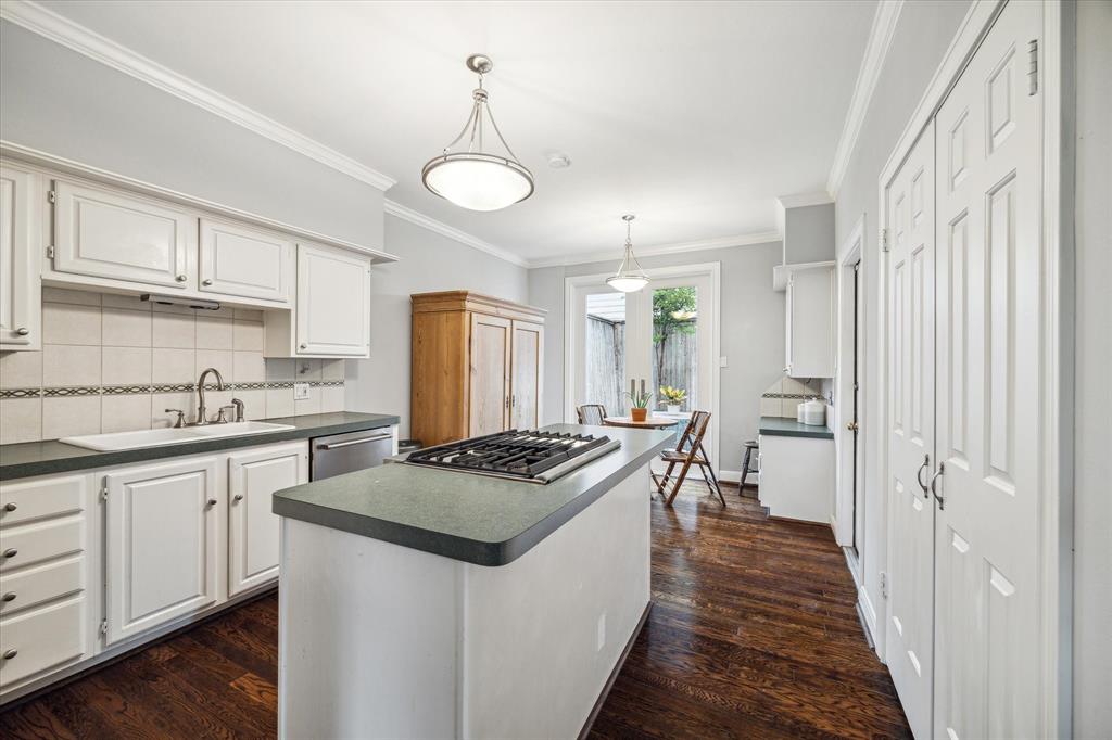 2001 Woodhead Street