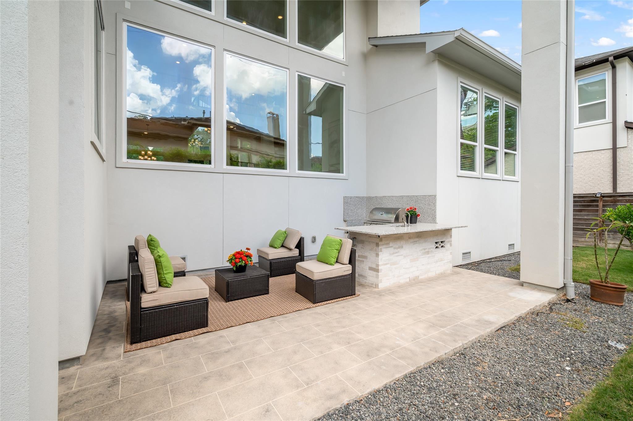 2215 Macarthur Street