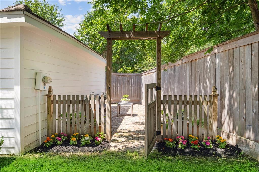 1607 Crystal Hills Drive